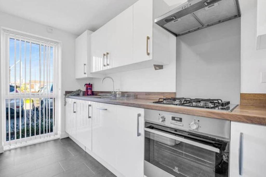 Contractors, Families, Tourists & Groups Welcome Sleeps Upto 9, Garden, Pet Allowed, Parking Included! Birmingham Eksteriør bilde