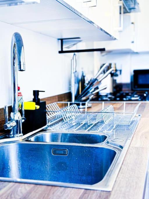 Contractors, Families, Tourists & Groups Welcome Sleeps Upto 9, Garden, Pet Allowed, Parking Included! Birmingham Eksteriør bilde