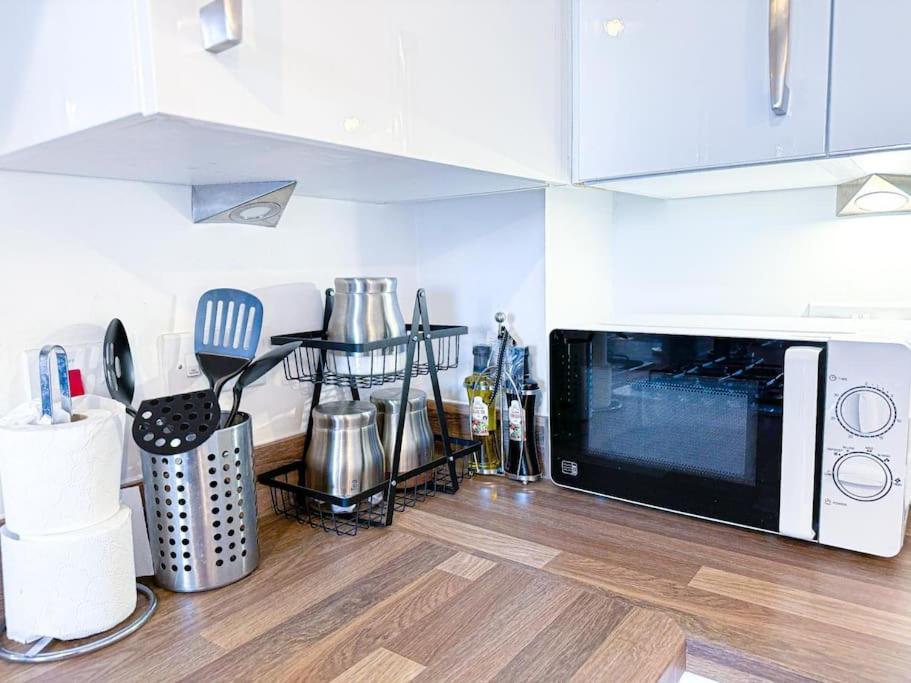 Contractors, Families, Tourists & Groups Welcome Sleeps Upto 9, Garden, Pet Allowed, Parking Included! Birmingham Eksteriør bilde